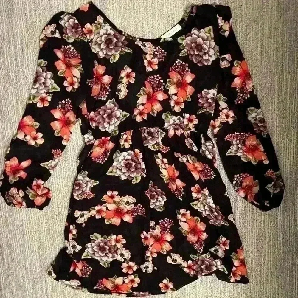 Medium flowy and Floral romper - Picture 3 of 4
